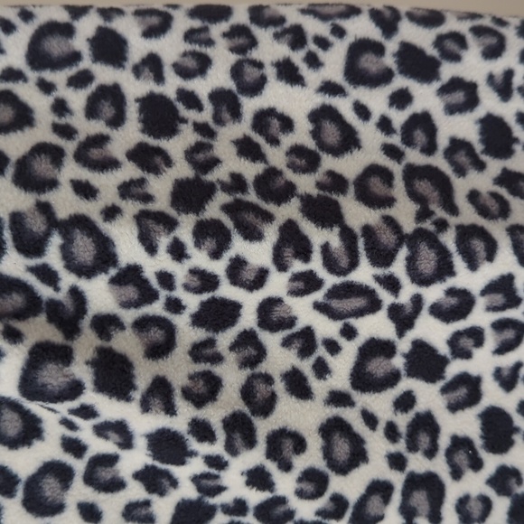 Old Navy Fleece Leopard Print Fringed Scarf Black White 10" x 73" Super Soft - Picture 9 of 10